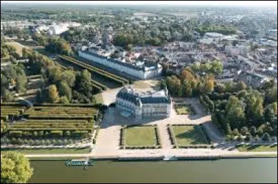 Quelle est cette ville de 27 000 habitants, sous-préfecture, située dans le sud-ouest du département en bordure d'une vaste forêt ?