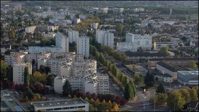 Quelle est cette ville de 34 000 habitants, située dans la vallée de la Seine, connue comme centre d'industrie aérospatiale ?