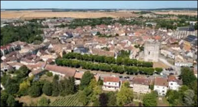 Quelle est cette petite ville de 3 700 habitants, située sur la bordure ouest du département ?