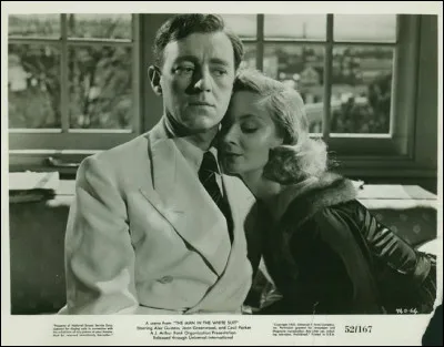 Pourquoi le personnage qu'il interprète dans "L'Homme au complet blanc" (1951) parvient-il à se mettre à dos à la fois les patrons et les ouvriers ?