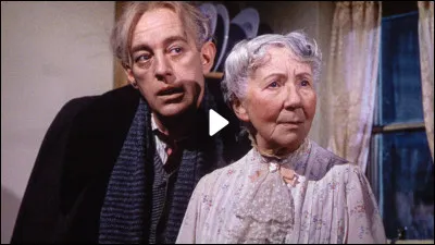 Dans "Tueurs de dames", pour ne pas éveiller les soupçons de la vieille dame qui l'héberge, le professeur Marcus et sa bande de voleurs se font passer pour...