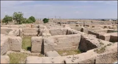 Quelle est cette ville de l'Antiquité, identifiée sur le site de l'actuelle Hamadan, plusieurs fois capitale sous les Parthes puis les Sassanides ?