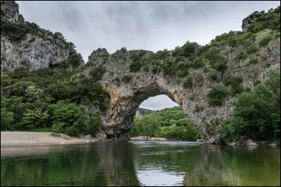 Le célèbre pont d'Arc, arche naturelle de plus de 60 mètres de hauteur, a été creusé par quelle rivière ?