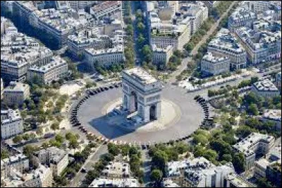 L'Arc de Triomphe s'élève au centre de quelle place de Paris ?