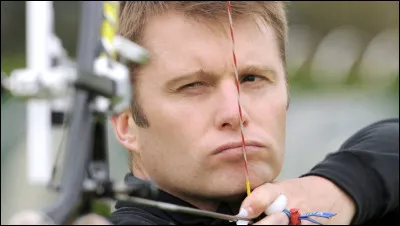 Qui est cet archer français spécialiste de l'arc classique qui a notamment été champion olympique en 1992 ?