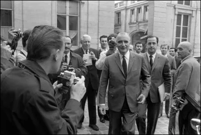 Quelle raison pousse les politiques, en 1973, à opter pour le train à grande vitesse ?