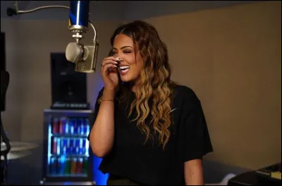 Dans quelle ville française Nej a-t-elle grandi ?