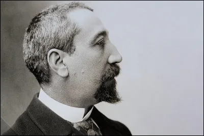 Qui est cet &eacute;crivain fran&ccedil;ais, auteur du roman ''Le Lys rouge'' ?