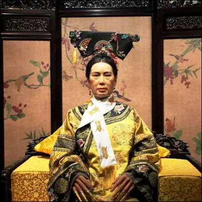 Quelle femme de lettres a publié en 1956 "Impératrice de Chine" ?