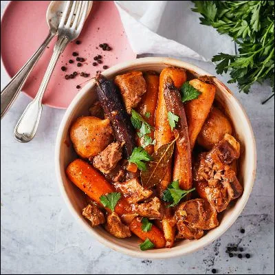 Quel plat traditionnel de la cuisine française devrait son nom à une bataille opposant les flottes françaises, anglaises et russes à la flotte turque en Grèce ?