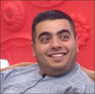 Km 66,5 : Charade. Le circuit de Charade (initialement Circuit automobile de montagne d'Auvergne) est un circuit automobile français situé à Saint-Genès-Champanelle dans le département du Puy-de-Dôme, mais, mais, mais quand on y passe à vélo, ça devient un championnat de France de cyclisme sur route.
En 1998 quel Laurent a pris le titre ?