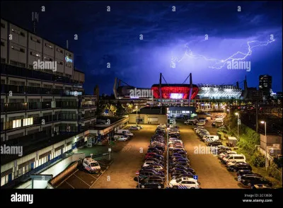 Pourquoi Jonathan est-il arrêté et conduit au centre de police ?