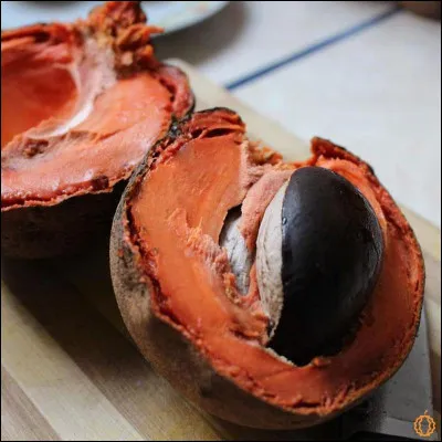 Quel est ce fruit, une grosse baie à peau rugueuse, à pulpe orangée au goût sucré ?