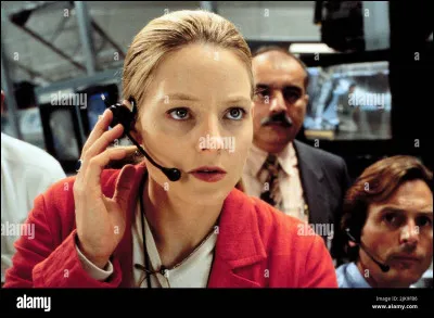 Dans quel film interprète-t-il un milliardaire qui finance les travaux du docteur Arroway, jouée par Jodie Foster, pour entrer en contact avec des extraterrestres ?