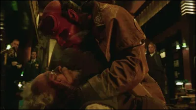 Dans quel film de Guillermo del Toro interprète-t-il un professeur spécialisé dans le surnaturel et le paranormal, aux côtés d'un personnage à la peau rouge ?