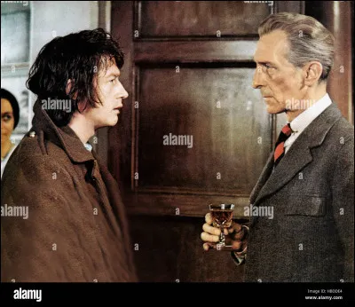 Dans quel film d'épouvante joue-t-il aux côtés de Peter Cushing ?