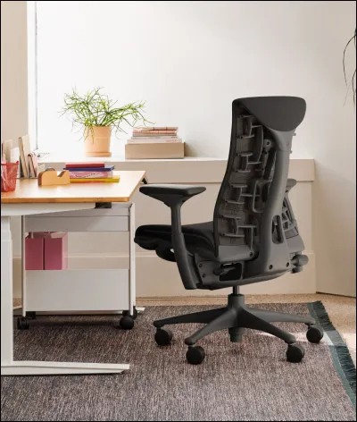 Je travaille souvent dans un bureau, mais mes créations prennent vie sur des écrans ou dans l'imprimé. J'utilise des logiciels pour agencer images, textes et couleurs afin de rendre un message clair et attrayant. Mon but est de communiquer visuellement une idée.