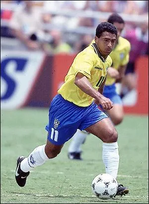 Le foot n'tant pas un sport crbral, il vite le dilemme du 'je tire ou je pointe'. Un pointu, c'est un tir, de la pointe du pied. Souvent utilis par ce grand attaquant brsilien...