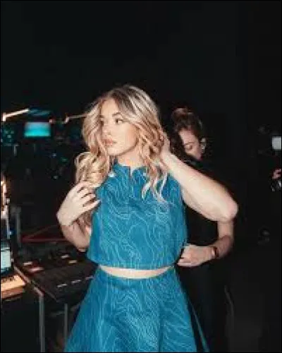 Quelle est la première chanson qu'Emma a interprétée sur le plateau de la Star Academy, durant le prime de lancement ?