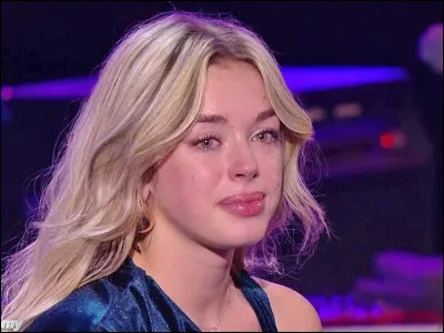 Quelle phrase répétait-elle lorsque les élèves l'ont rejointe durant son élimination ?