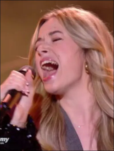 Quelle était la dernière chanson qu'elle a interprétée avant son élimination ?