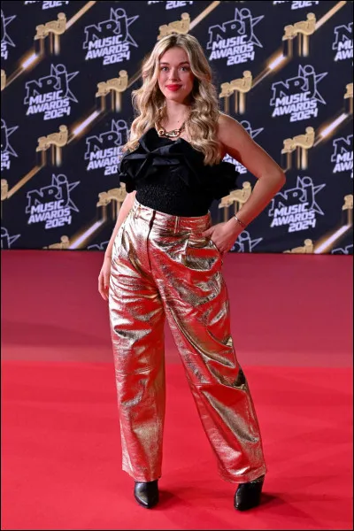 Avec qui s'est-elle mise pour l'évaluation qui avait pour récompense les NRJ Music Awards ?