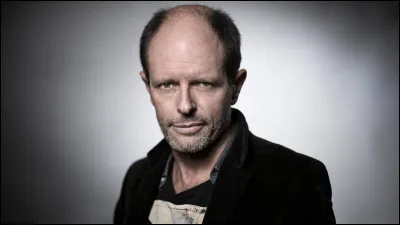 Qui est cet &eacute;crivain fran&ccedil;ais, auteur du roman policier ''Le Cercle'' ?