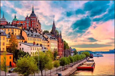 Par quelle mer la ville de Stockholm, capitale suédoise, est-elle bordée ?