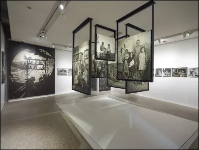 Quelle exposition photographique montée dans les années 50 est toujours présentée au public à ce jour ?