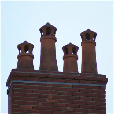 Comment appelle-t-on la pièce placée au sommet d'une cheminée empêchant l'eau d'y pénétrer ?