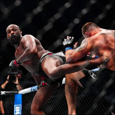 Est-ce que tu as déjà frappé quelqu'un à outrance ?