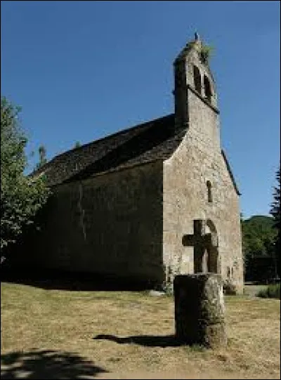 Notre balade dominicale commence devant la chapelle romane Saint-Jacques, au hameau de Vendes, à Bassignac. Village de l'arrondissement de Mauriac, il se situe dans le département ...