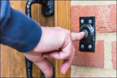 Si vous êtes invité à une soirée ou un repas, il est préférable d'arriver :