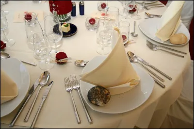 Au début du repas, vous avez plusieurs couteaux et fourchettes de chaque côté de l'assiette, vous devez les utiliser :