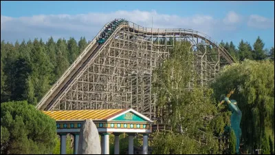 Dans quel parc de loisirs français peut-on voir ''Tonnerre 2 Zeus'', parcours de montagne russes ?