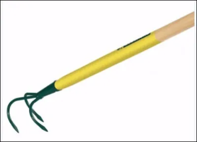 Quel est cet outil composé de 3 dents non alignées pour travailler la terre avant de planter des graines ?