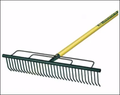 Quel est cet outil, un large râteau, utilisé pour ramasser l'herbe fraîchement coupée ?