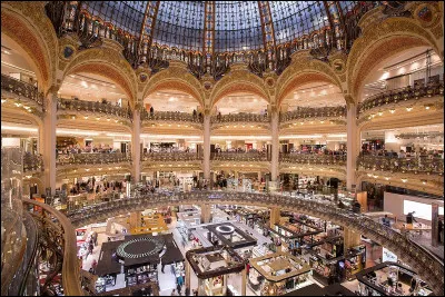 Les ... Lafayette se trouvent sur le boulevard Haussmann