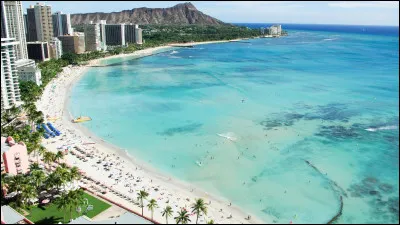 Quel océan borde les plages de Waikiki et Teahupo'o ?