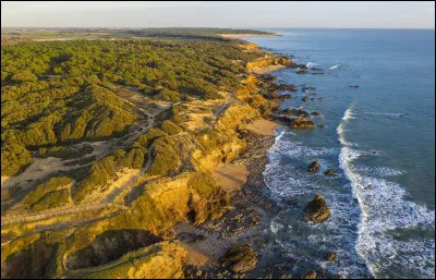 Comment appelle-t-on la zone d'un pays bordée par la mer ou l'océan ?