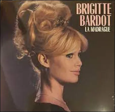 D'après la chanson "La Madrague" de Brigitte Bardot, qu'y a-t-il sur "la plage abandonnée" ?