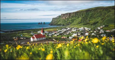 De quelle couleur est le sable de la plage de Reynisfjara, en Islande ?