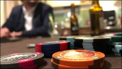 Quel est le nom péjoratif donné à une maison de jeu clandestine ?