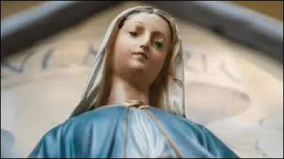 Où se trouve la statuette de la Sainte Vierge des Larmes ?