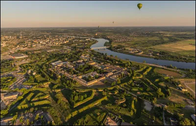 C'est la deuxième ville de Lettonie avec 95 000 habitants, située dans le Sud-Est du pays, très proche des frontières lituanienne, biélorusse et russe :