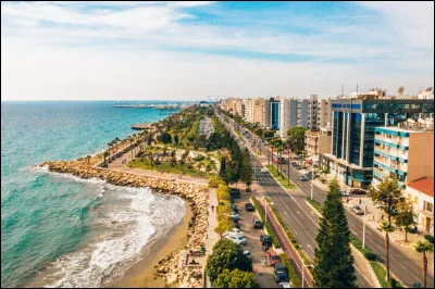 Cette ville côtière, située en bordure d'une baie sur la côte sud-est du pays, est la troisième ville chypriote avec 77 000 habitants :