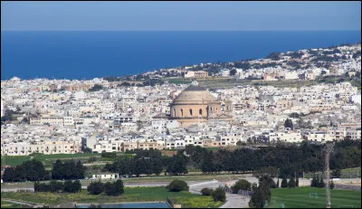 Peuplée de 20 000 habitants, c'est l'une des principales villes de Malte, à l'intérieur de l'île :