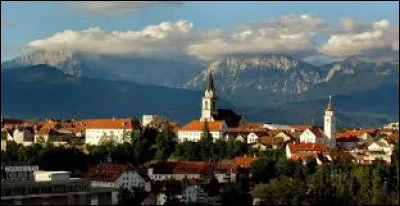 C'est la quatrième ville de Slovénie avec 53 000 habitants, située au nord ouest de la capitale dans la vallée de la Sava :