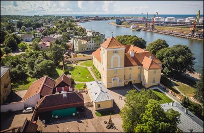 Quelle est cette ville portuaire du nord-ouest de la Lettonie, peuplée de 40 000 habitants ?