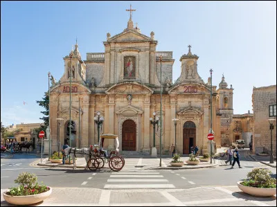 Quelle est cette ville maltaise de 11 000 habitants, située au centre de l'île ?